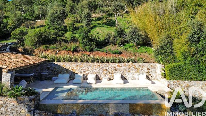 Maison - 245 m² - 5 pièces