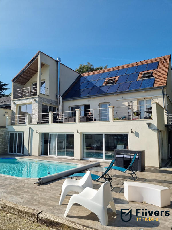 Maison - 239 m² - 8 pièces