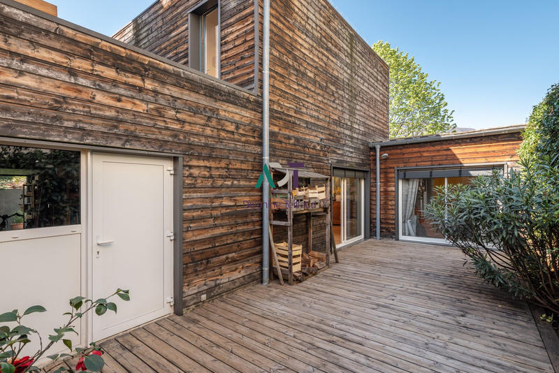 Maison - 240 m² - 8 pièces