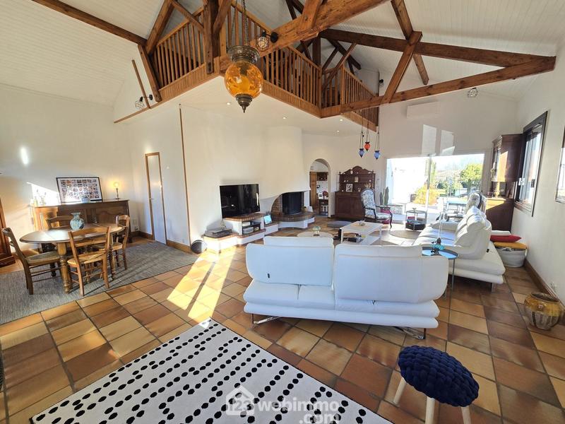 Maison - 221 m² - 5 pièces