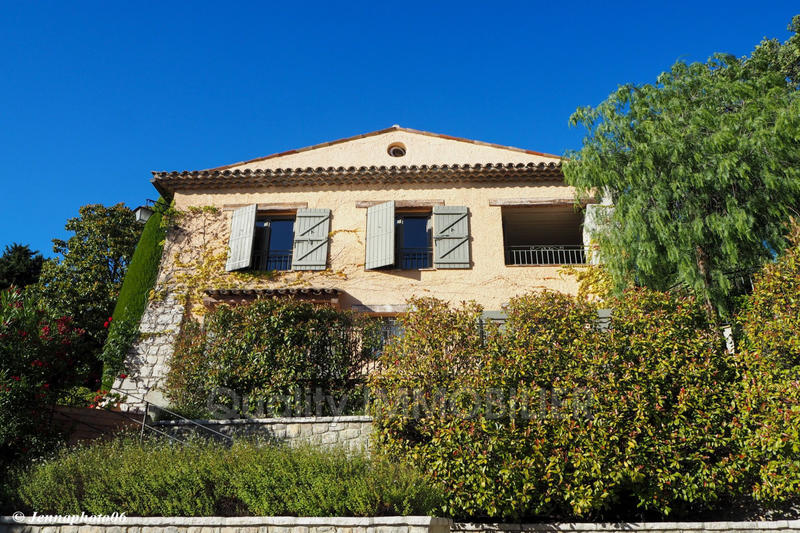 Maison - 236 m² - 6 pièces