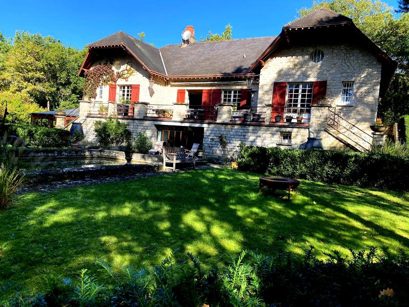 Demeure - 300 m² - 9 pièces