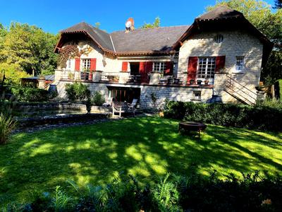 Demeure - 300 m² - 9 pièces