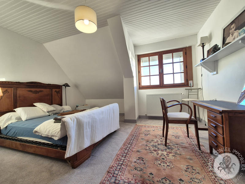 Maison - 240 m² - 8 pièces