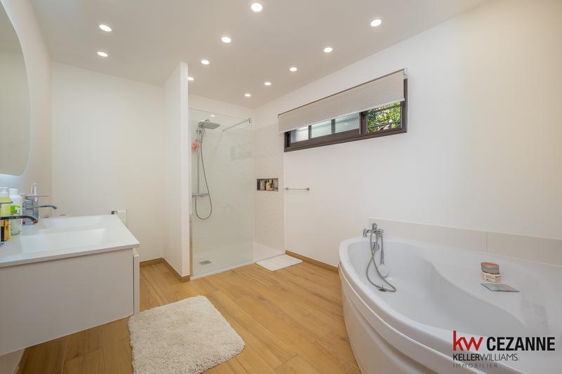 Maison - 248 m² - 8 pièces