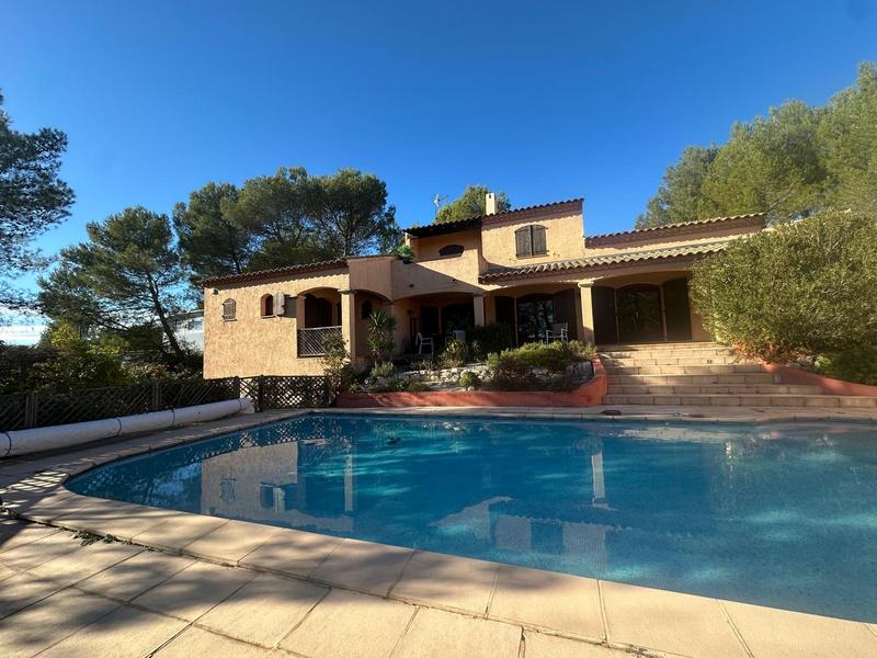 Maison traditionnelle - 268 m² - 9 pièces