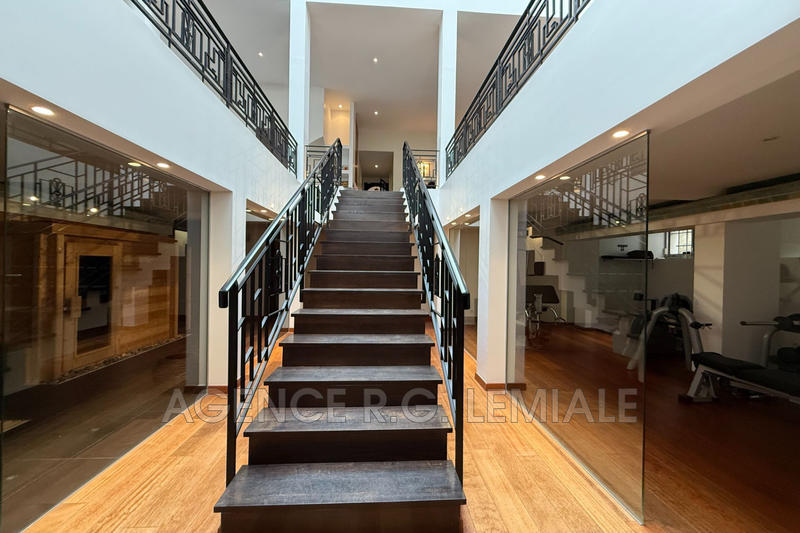 Maison - 937 m² - 15 pièces