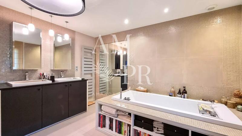 Propriété - 525 m² - 8 pièces