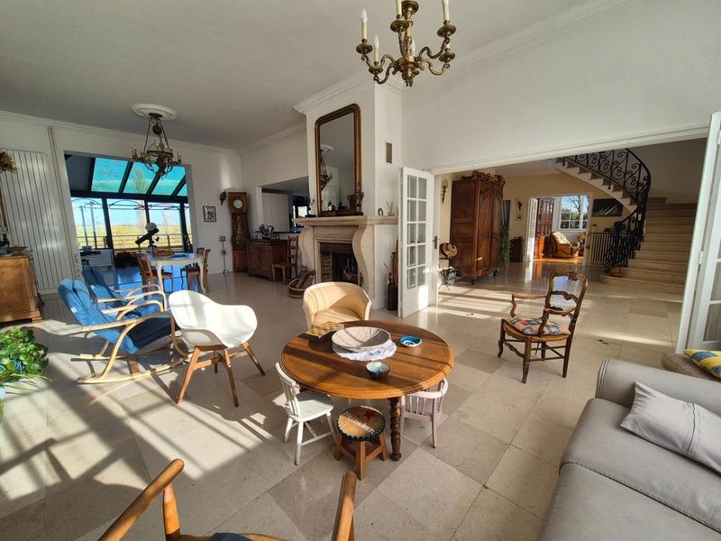 Maison - 303 m² - 11 pièces