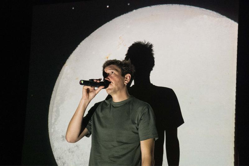 Le méchant, très méchant roi et la tour d’ivoire en plastique – Tiou