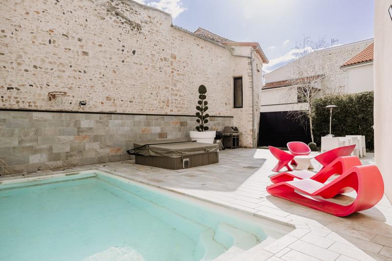 Maison contemporaine - 355 m² - 10 pièces