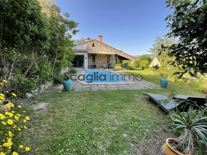 Maison - 246 m² - 9 pièces