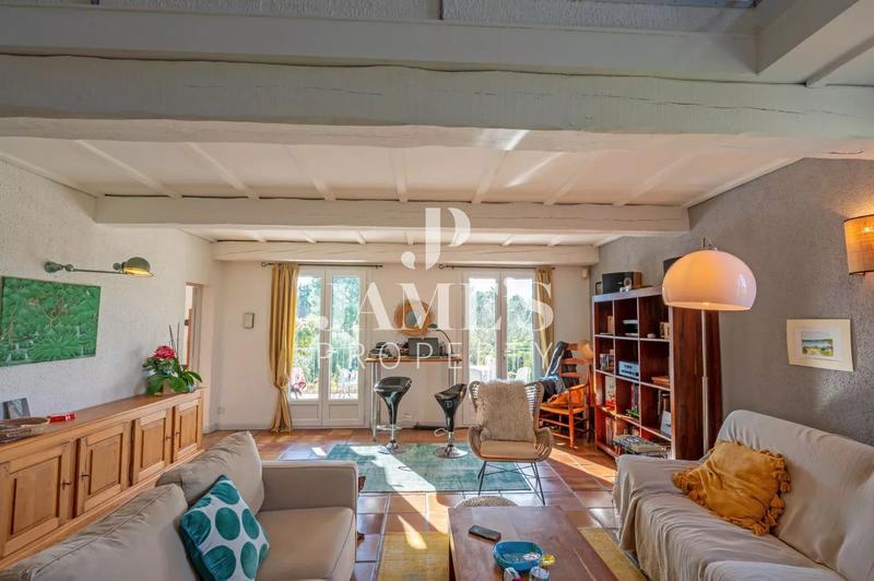 Maison - 210 m² - 8 pièces