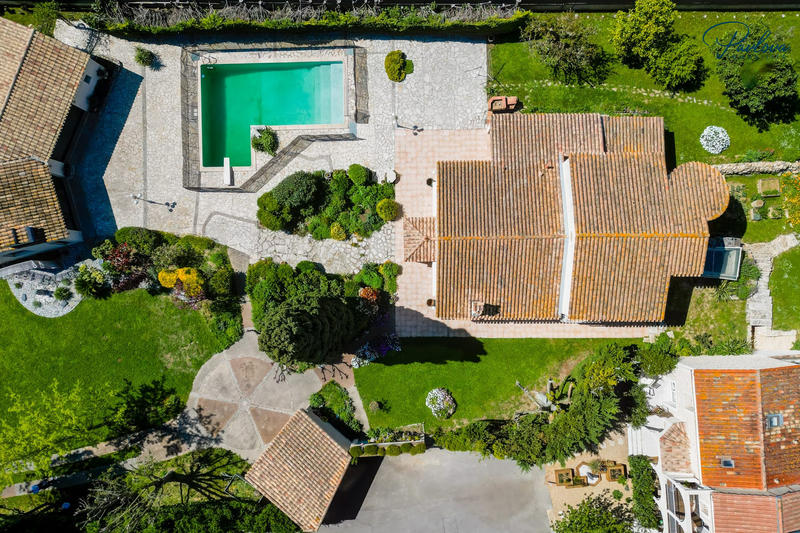 Maison traditionnelle - 280 m² - 6 pièces