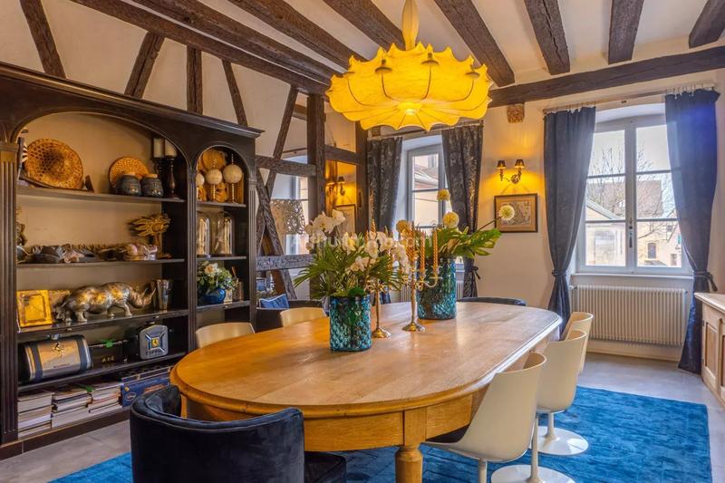 Maison - 650 m² - 11 pièces