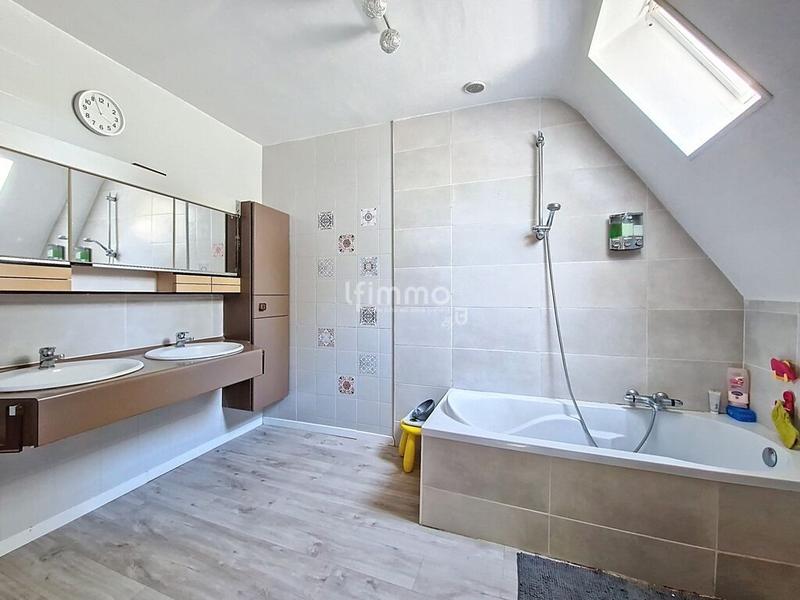 Propriété - 234 m² - 8 pièces