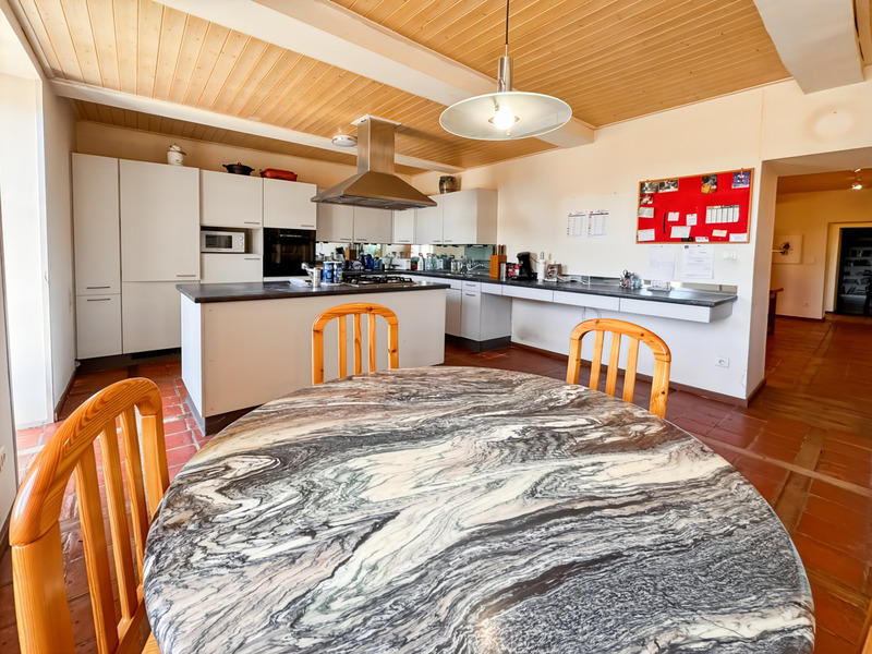 Maison - 234 m² - 9 pièces