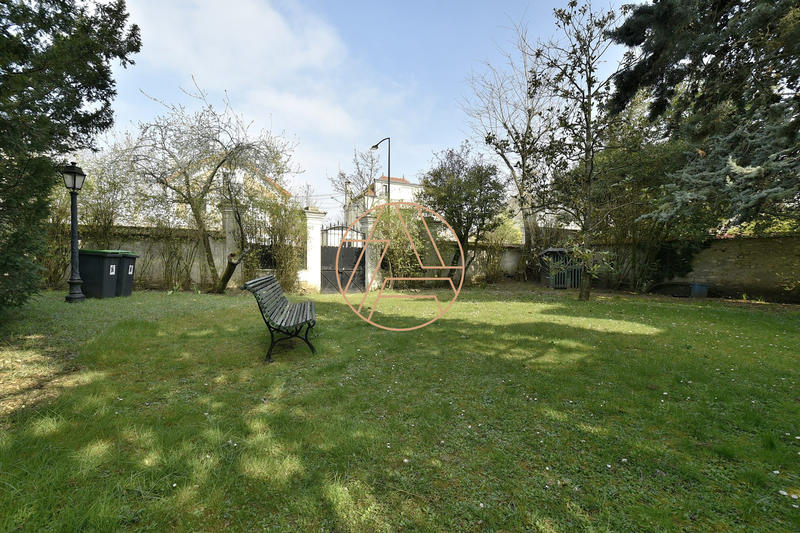 Maison - 203 m² - 9 pièces