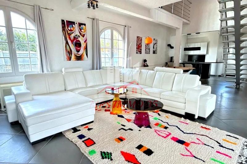 Propriété - 216 m² - 9 pièces