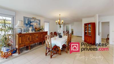 Maison - 230 m² - 8 pièces