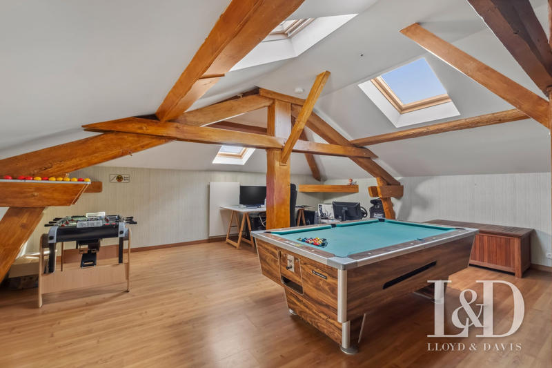 Maison - 280 m² - 9 pièces