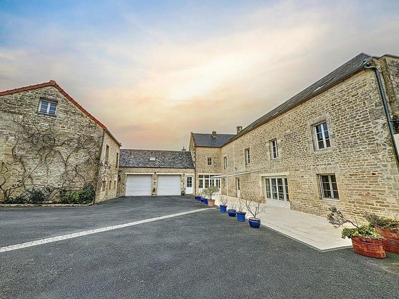 Propriété - 300 m² - 14 pièces