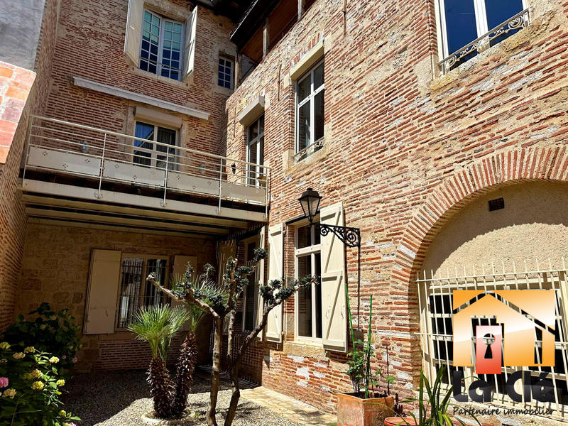 Maison - 410 m² - 10 pièces