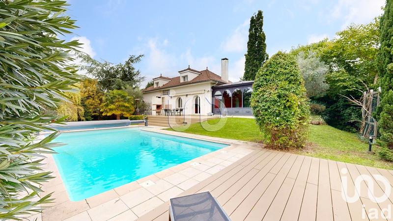 Maison - 280 m² - 8 pièces