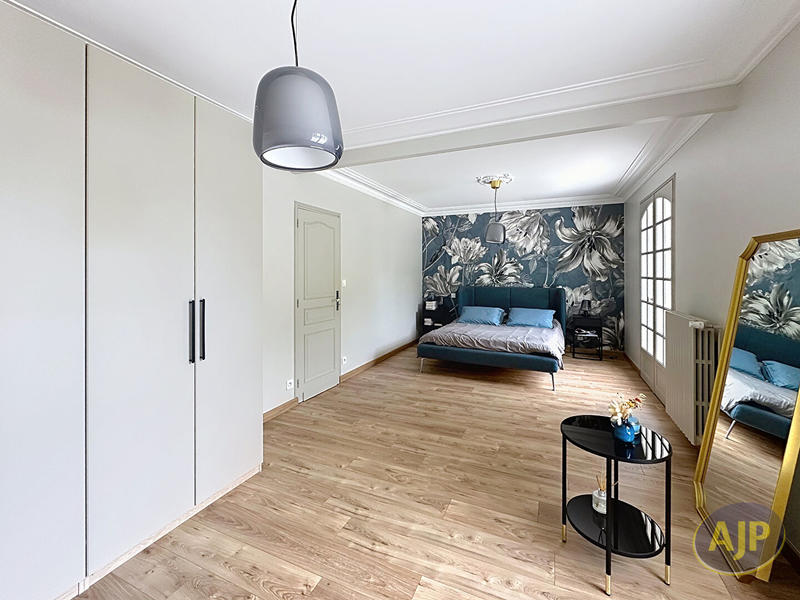 Maison - 262 m² - 8 pièces