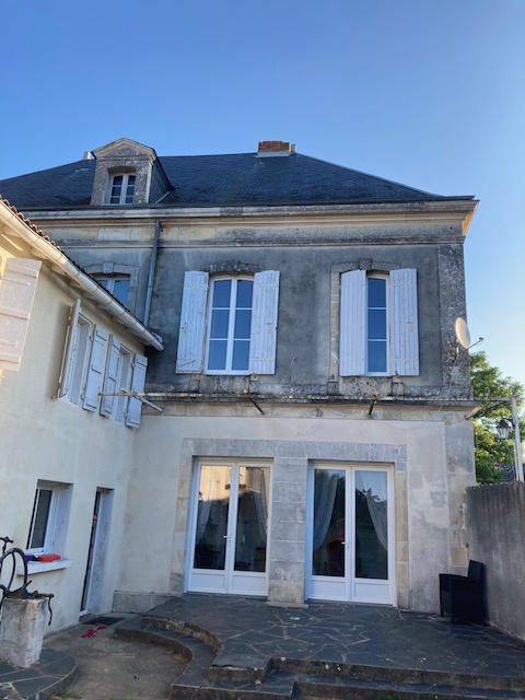 Maison - 277 m² - 12 pièces