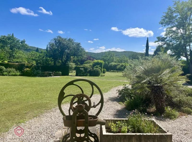 Propriété - 420 m² - 12 pièces