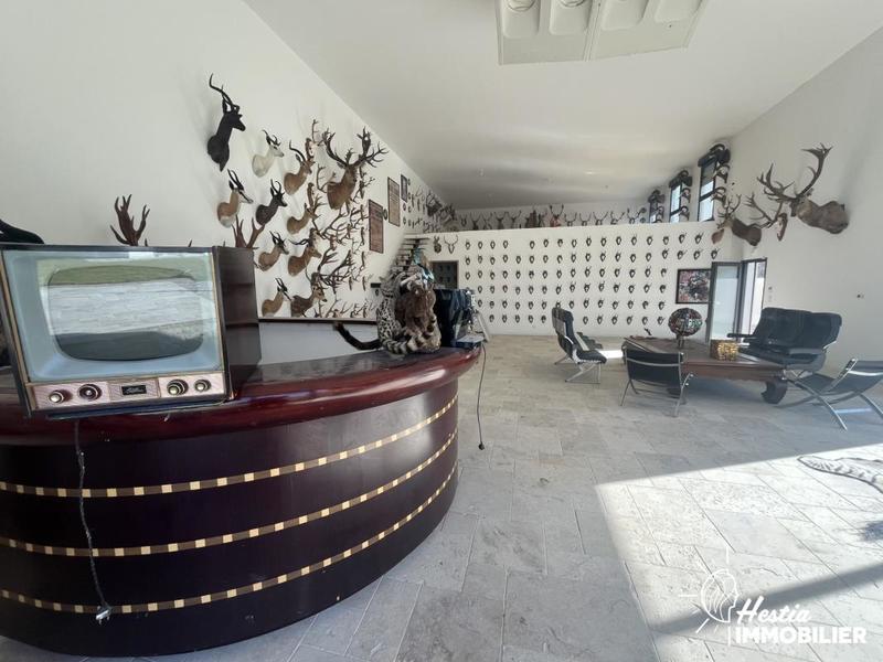 Propriété - 242 m² - 6 pièces