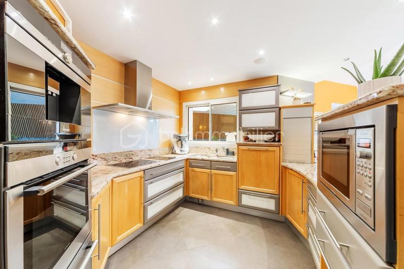 Maison - 305 m² - 8 pièces