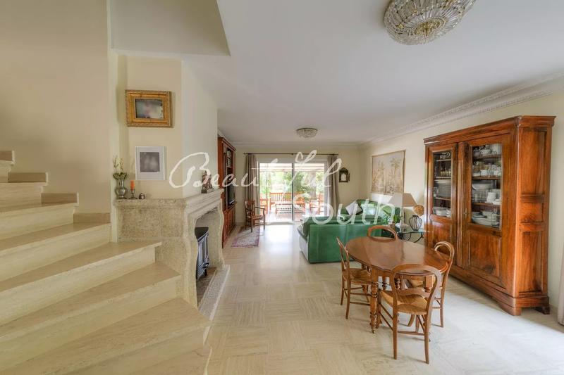 Maison - 253 m² - 7 pièces