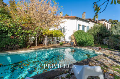 Maison - 310 m² - 9 pièces