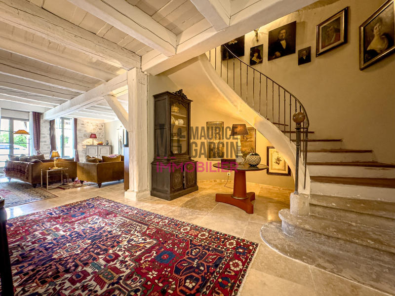 Maison - 460 m² - 12 pièces