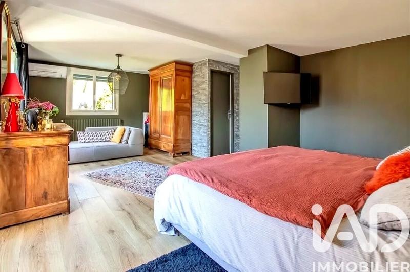 Maison - 243 m² - 9 pièces