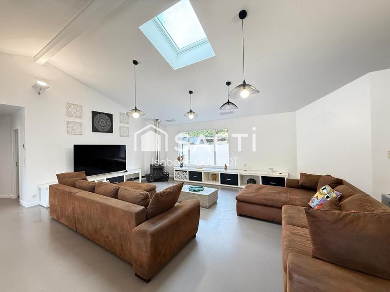 Maison - 240 m² - 9 pièces