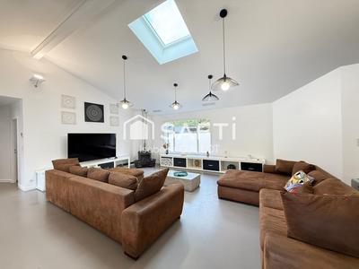 Maison - 240 m² - 9 pièces