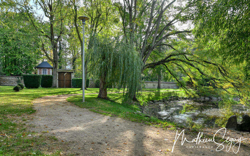 Terrain constructible - 1 200 m²