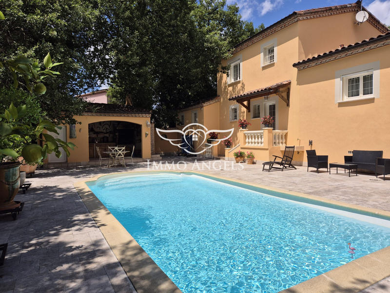 Maison traditionnelle - 213 m² - 7 pièces