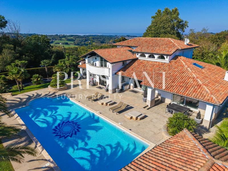 Maison - 294 m² - 9 pièces