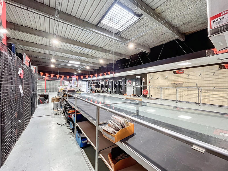 Local commercial - 679 m²