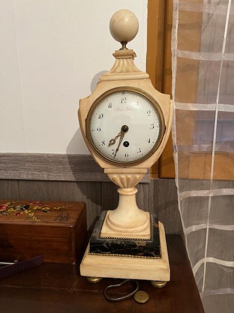 Horloge de cheminée en marbre