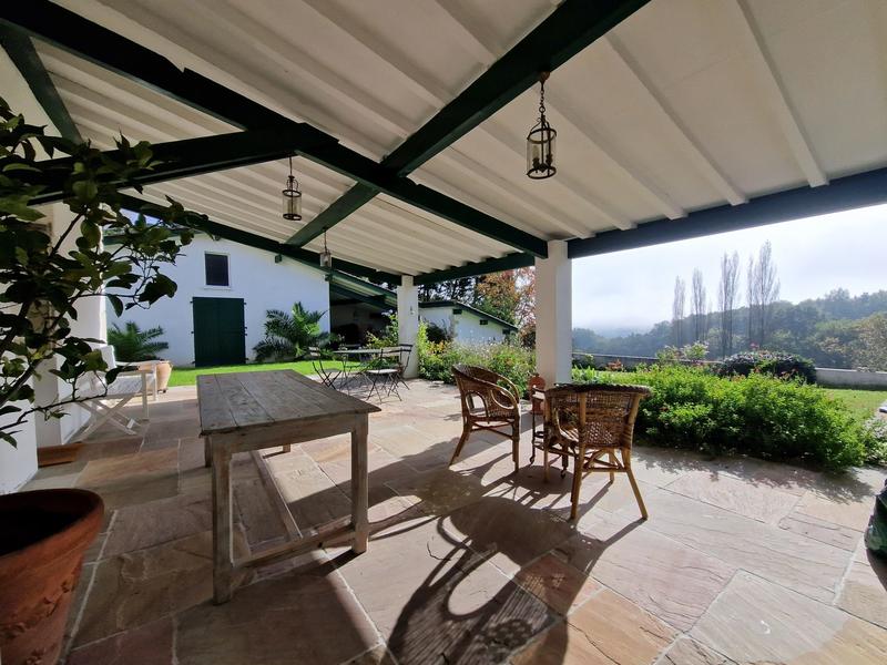 Maison - 547 m² - 9 pièces