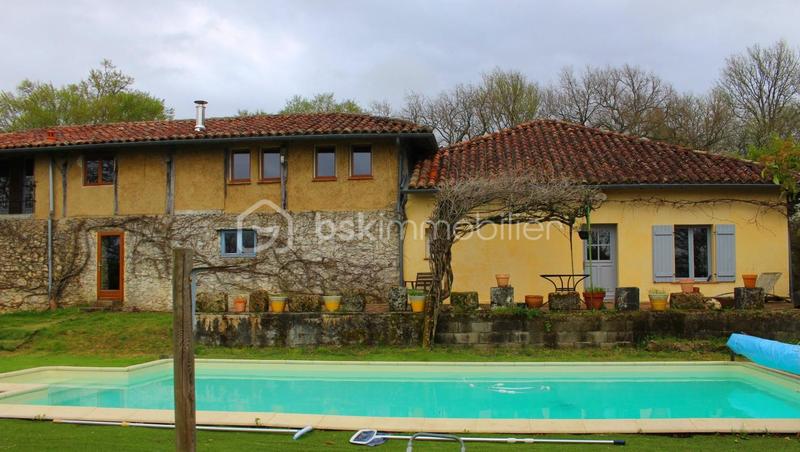 Demeure - 335 m² - 12 pièces