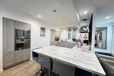 Maison - 200 m² - 8 pièces