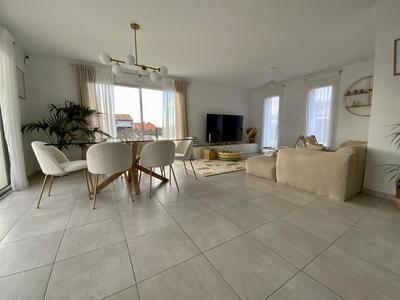 Maison - 99 m² - 5 pièces