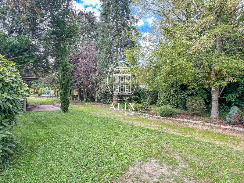 Maison - 252 m² - 10 pièces