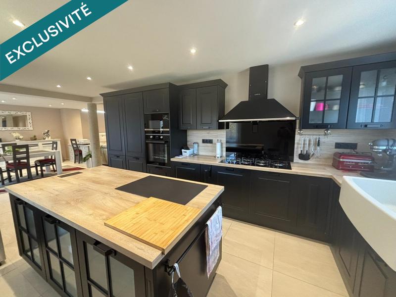 Maison - 222 m² - 8 pièces